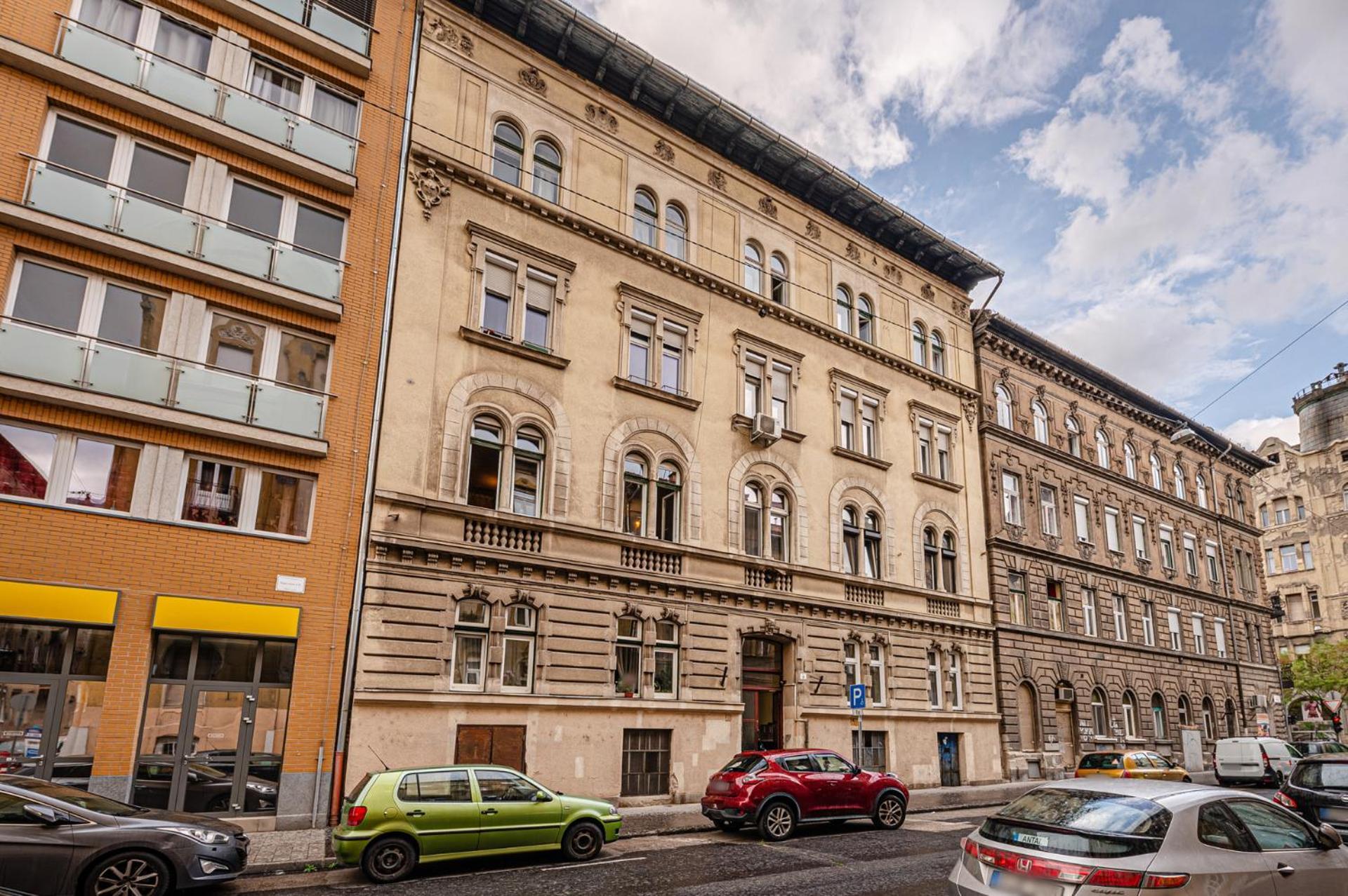 Marble Royal & Studio- Near The Park Apartment